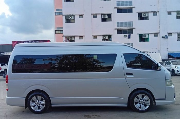 TOYOTA 2WD 2019 3.0 AT COMMUTER SILVER  8040 full