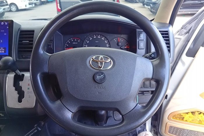 TOYOTA 2WD 2019 3.0 AT COMMUTER SILVER  8040 full