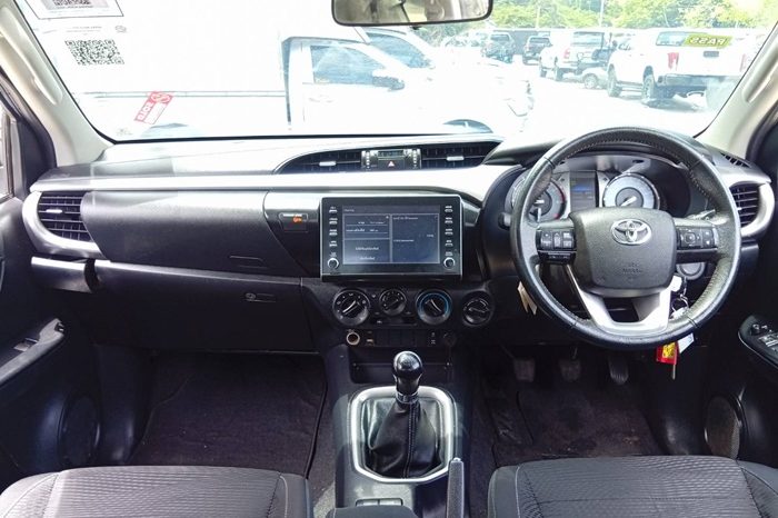 REVO 4WD 2021 2.4 MID MT SMART CAB SILVER  4259 full
