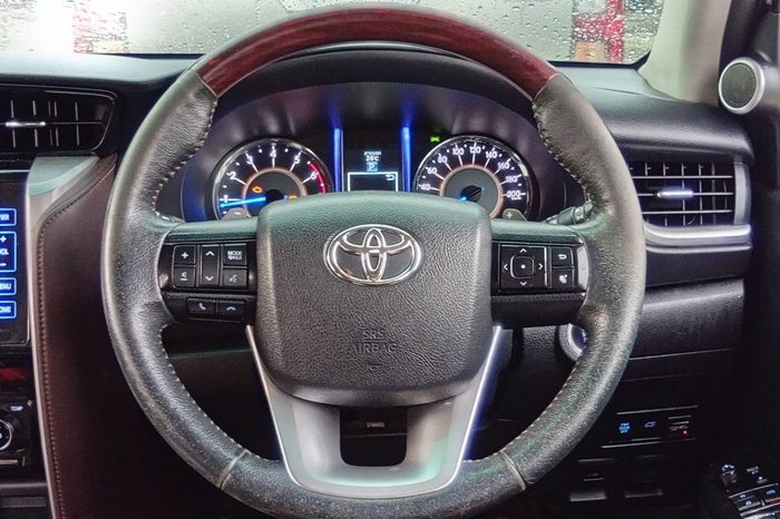 TOYOTA 2WD 2016 2.7V AT FORTUNER WHITE  6915 full