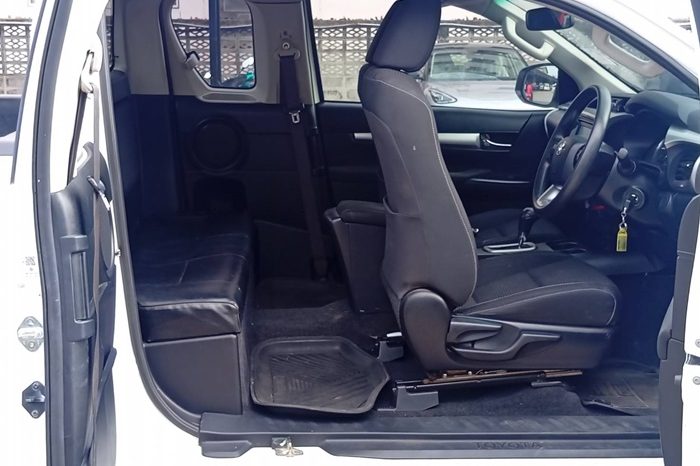REVO PRE 2022 2.4 ENTRY AT SMART CAB WHITE  8965 full