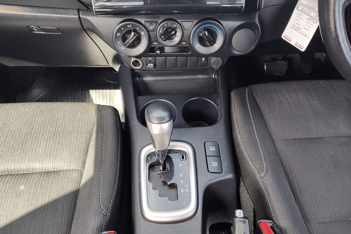 REVO PRE 2021 2.4 MID AT DOUBLE CAB WHITE  8805 full