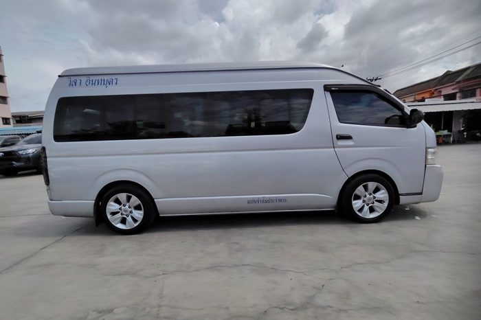 TOYOTA 2WD 2017 3.0 MT COMMUTER SILVER  2044 full