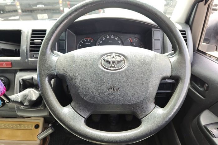 TOYOTA 2WD 2017 3.0 MT COMMUTER SILVER  2044 full