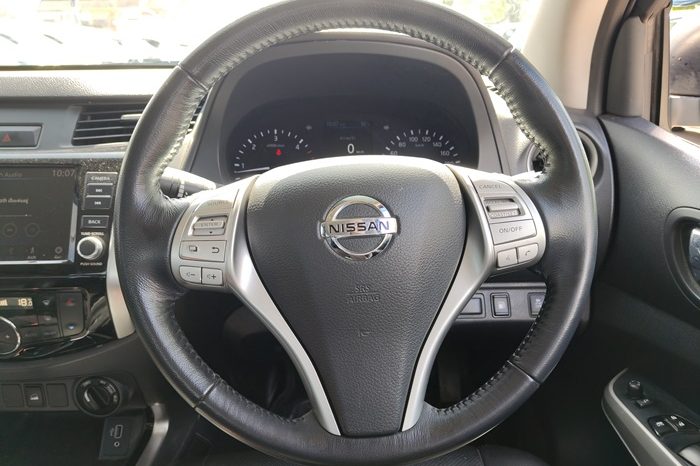 NISSAN 2019 4WD 2.5 AT DOUBLE CAB SILVER  3787 full
