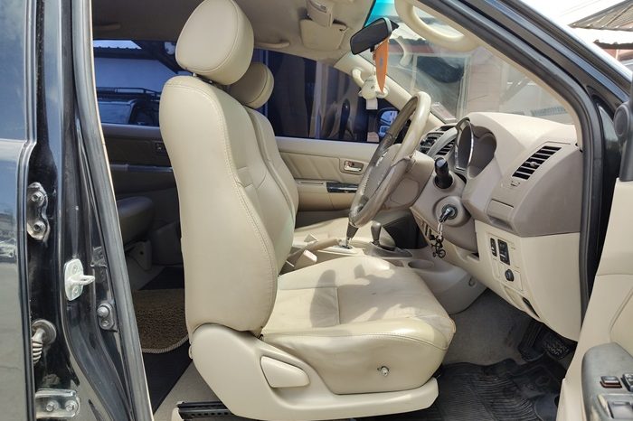TOYOTA 4WD 2005 2.7V AT FORTUNER BLACK  9111 full