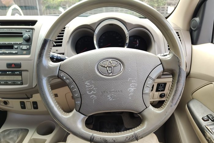 TOYOTA 4WD 2005 2.7V AT FORTUNER BLACK  9111 full