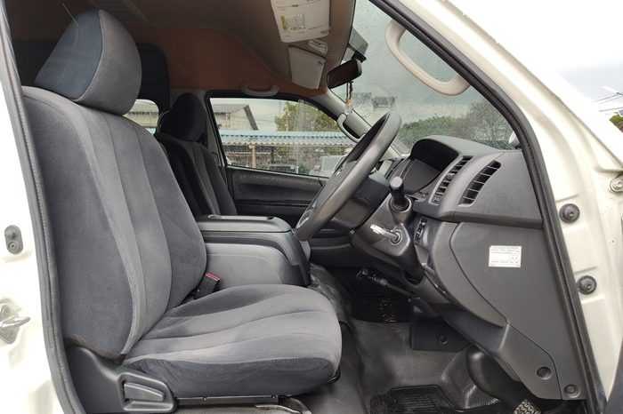 TOYOTA 2WD 2019 3.0 AT COMMUTER WHITE  3884 full