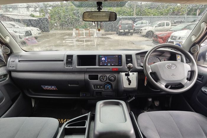 TOYOTA 2WD 2019 3.0 AT COMMUTER WHITE  3884 full