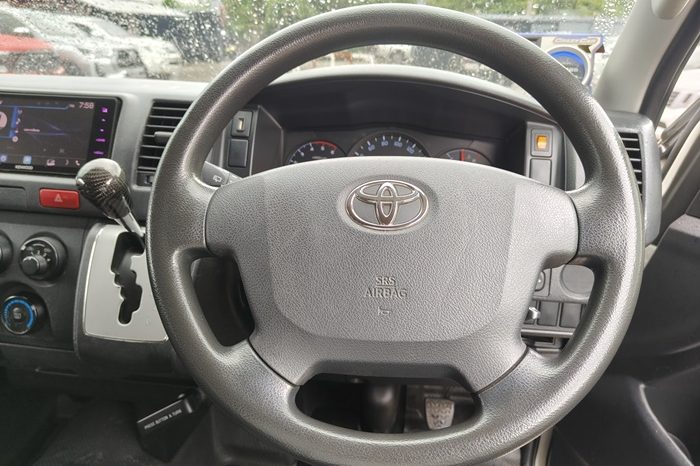 TOYOTA 2WD 2019 3.0 AT COMMUTER WHITE  3884 full