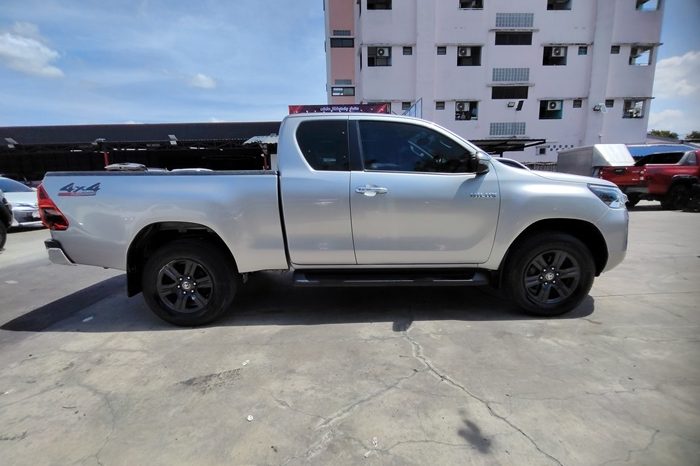 REVO 4WD 2021 2.4 MID MT SMART CAB SILVER  4241 full