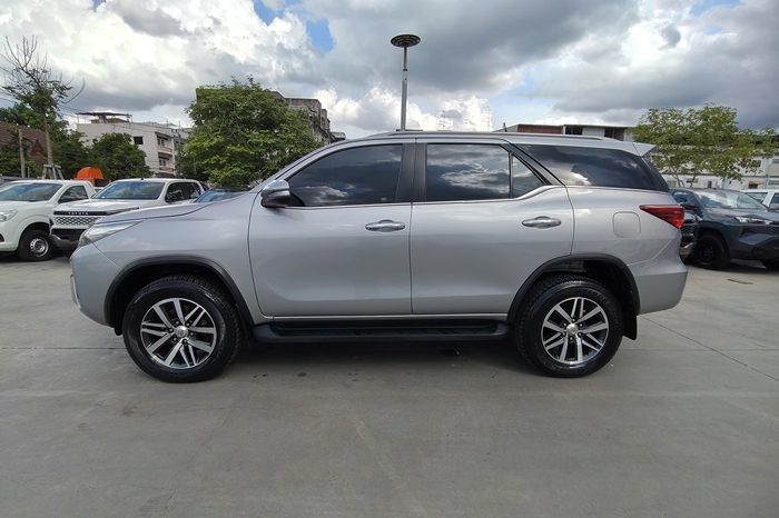TOYOTA 2WD 2017 2.4V AT FORTUNER SILVER  5580 full