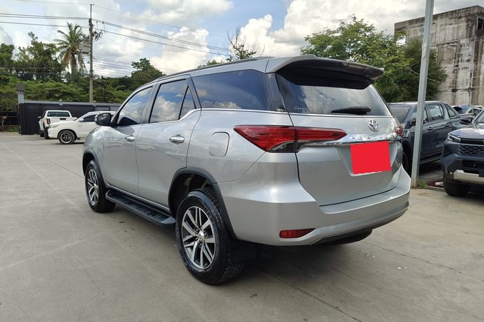 TOYOTA 2WD 2017 2.4V AT FORTUNER SILVER  5580 full