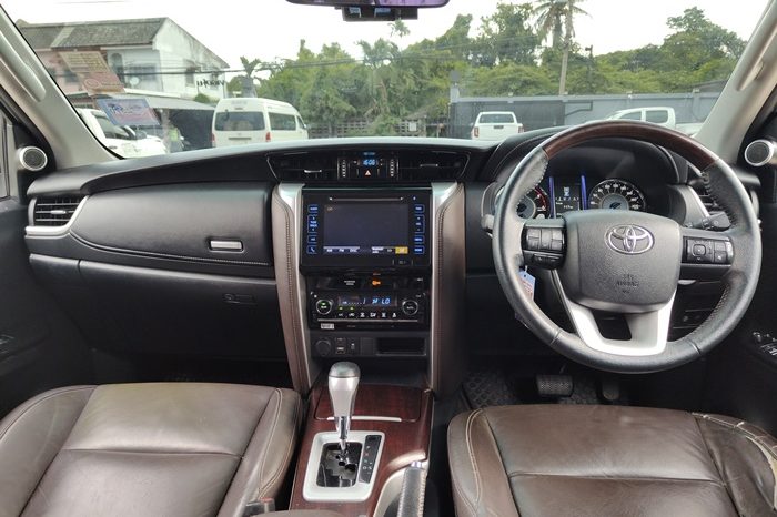 TOYOTA 2WD 2017 2.4V AT FORTUNER SILVER  5580 full