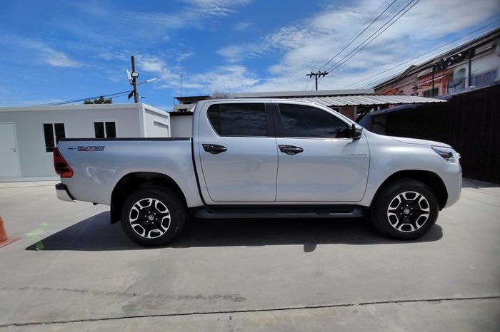 REVO PRE 2022 2.4 MID AT DOUBLE CAB SILVER  8814 full