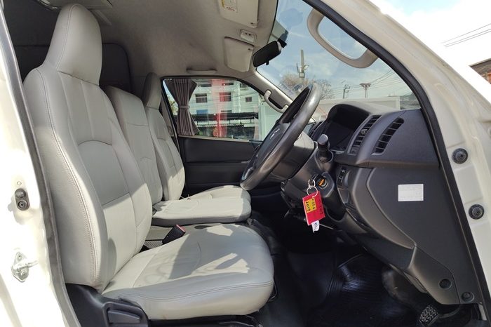 TOYOTA 2WD 2019 2.7 MT COMMUTER WHITE  849 full