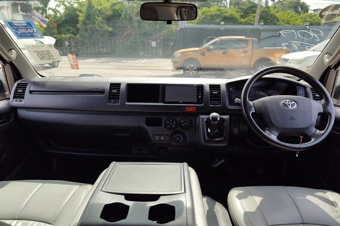 TOYOTA 2WD 2019 2.7 MT COMMUTER WHITE  849 full