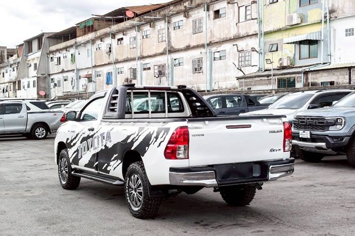 REVO 2WD 2018 2.4J MT STANDARD WHITE  15 full