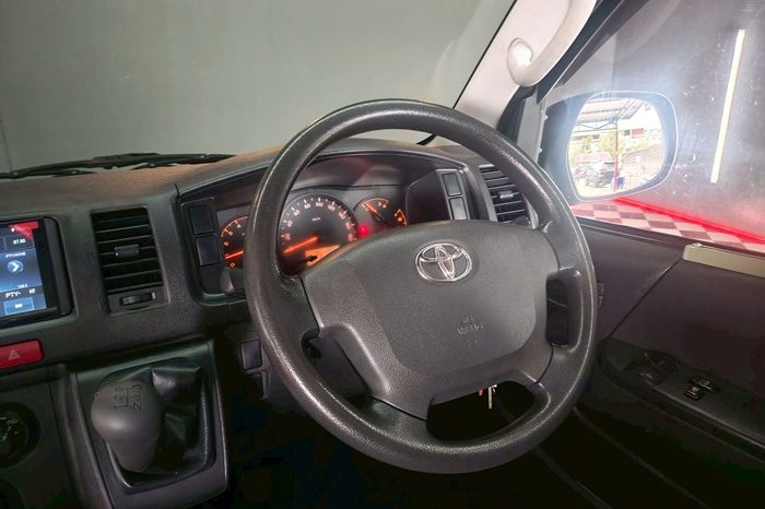 TOYOTA 2WD 2017 3.0 MT COMMUTER SILVER  2044 full
