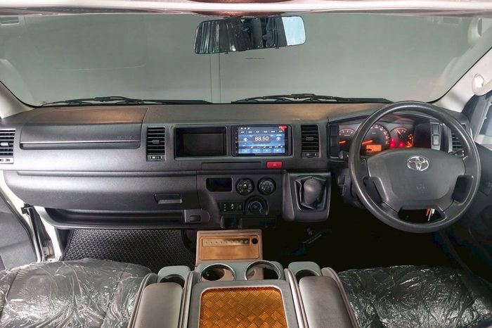 TOYOTA 2WD 2017 3.0 MT COMMUTER SILVER  2044 full