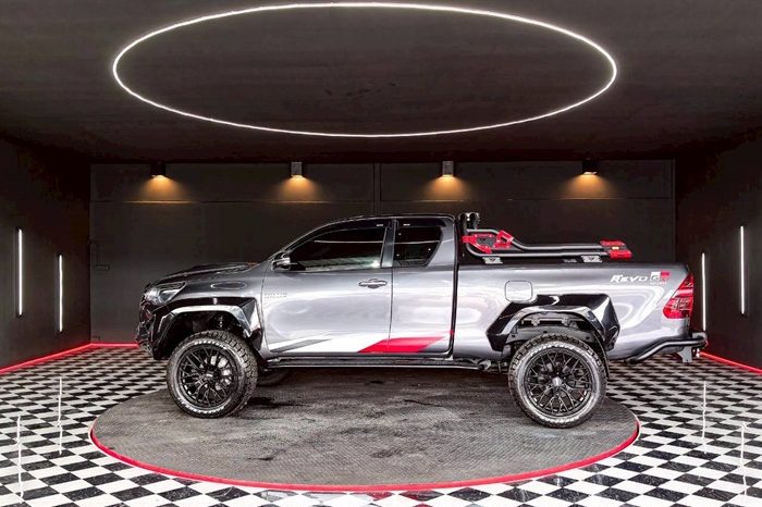 REVO 4WD 2018 2.4J AT SMART CAB DARK GREY  213 full