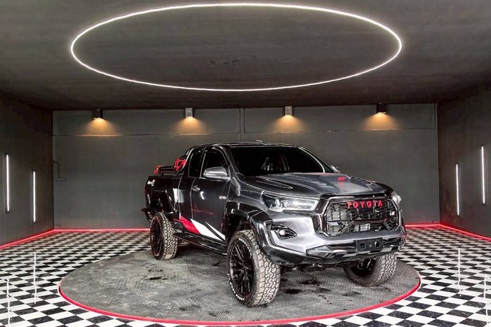 REVO 4WD 2018 2.4J AT SMART CAB DARK GREY  213 full