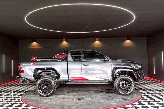 REVO 4WD 2018 2.4J AT SMART CAB DARK GREY  213 full