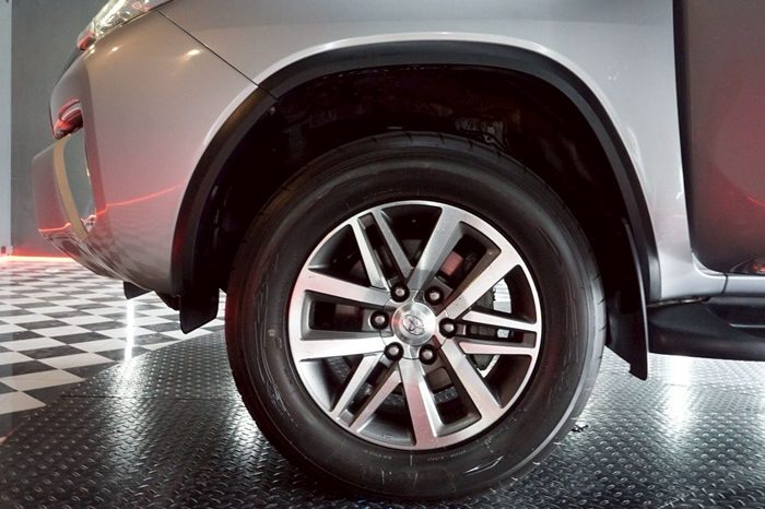 TOYOTA 2WD 2015 2.4V AT FORTUNER SILVER  3512 full
