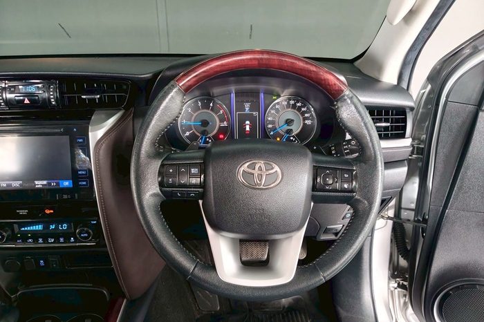 TOYOTA 2WD 2015 2.4V AT FORTUNER SILVER  3512 full
