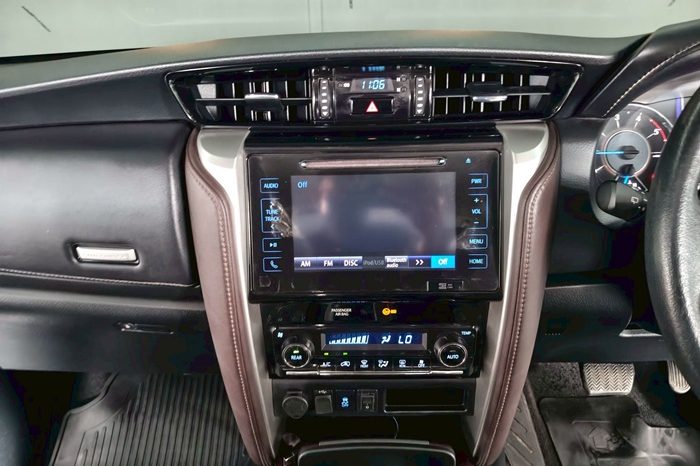 TOYOTA 2WD 2015 2.4V AT FORTUNER SILVER  3512 full