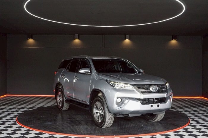 TOYOTA 2WD 2015 2.4V AT FORTUNER SILVER  3512 full