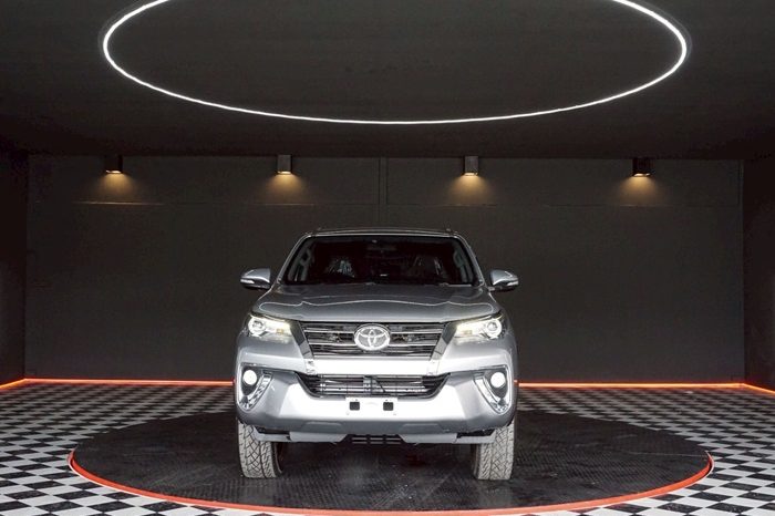 TOYOTA 2WD 2015 2.4V AT FORTUNER SILVER  3512 full