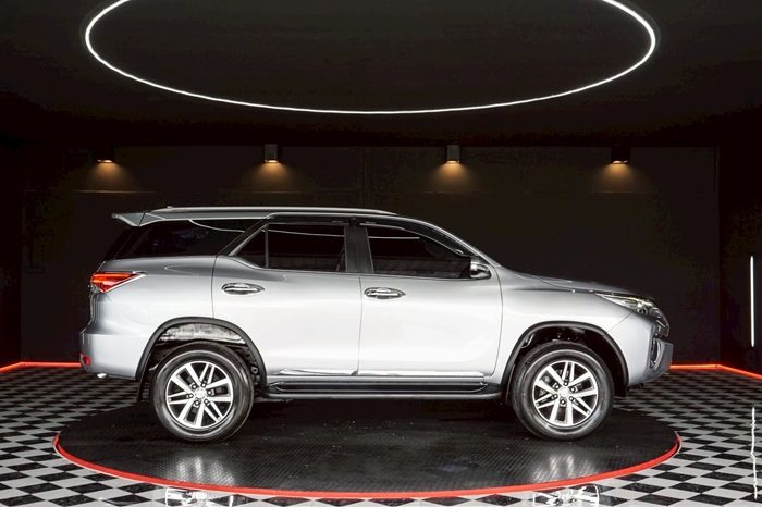 TOYOTA 2WD 2015 2.4V AT FORTUNER SILVER  3512 full