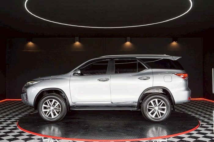 TOYOTA 2WD 2015 2.4V AT FORTUNER SILVER  3512 full
