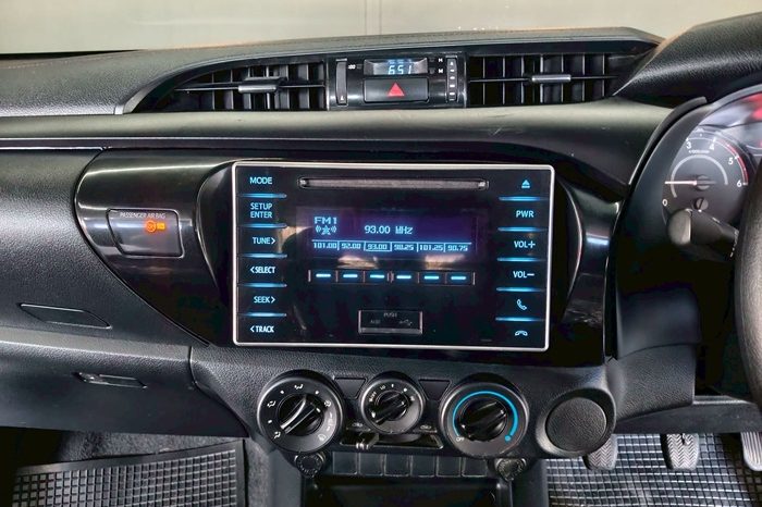REVO 2WD 2017 2.4J MT SMART CAB SILVER  355 full