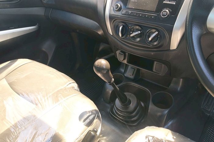 NISSAN 2020 2WD 2.5 MT SINGLE CAB WHITE 4926 full