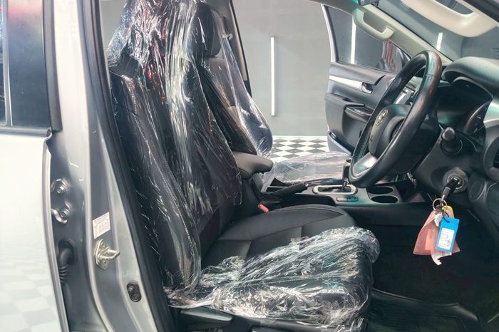 REVO PRE 2019 2.4E AT DOUBLE CAB SILVER  6641 full