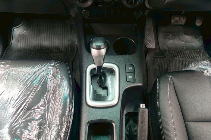 REVO PRE 2019 2.4E AT DOUBLE CAB SILVER  6641 full