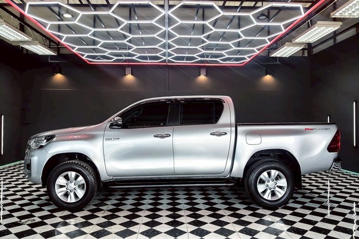 REVO PRE 2019 2.4E AT DOUBLE CAB SILVER  6641 full