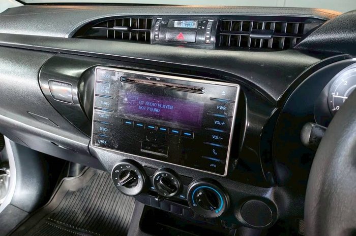 REVO 2WD 2016 2.4J MT STANDARD SILVER  692 full