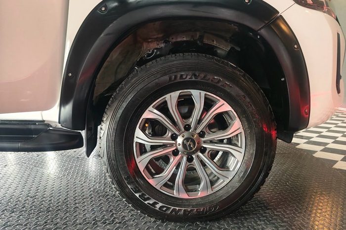 REVO 4WD 2021 2.8 ENTRY MT STANDARD WHITE  7096 full