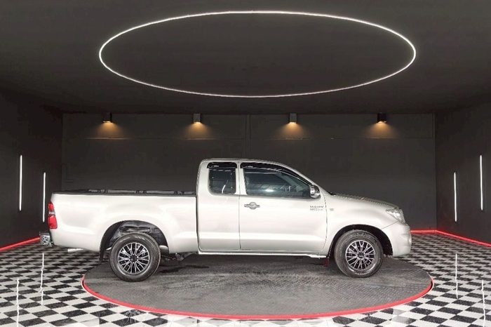 VIGO 2WD 2011 2.7J MT SMART CAB SILVER 9470 full