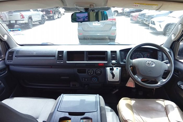 TOYOTA 2WD 2019 3.0 AT COMMUTER SILVER  6745 full