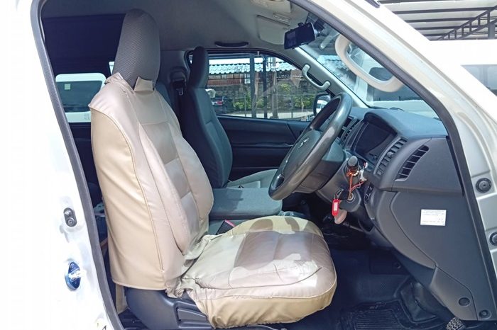 TOYOTA 2WD 2019 3.0 AT COMMUTER SILVER  6745 full