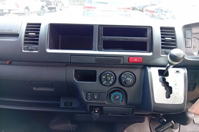 TOYOTA 2WD 2019 3.0 AT COMMUTER SILVER  6745 full