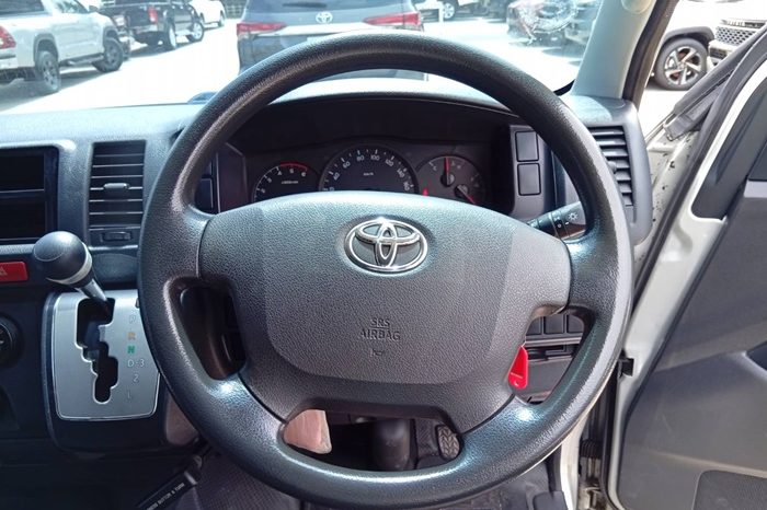 TOYOTA 2WD 2019 3.0 AT COMMUTER SILVER  6745 full