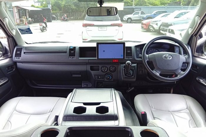 TOYOTA 2WD 2019 2.7 MT COMMUTER WHITE  7757 full