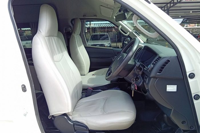 TOYOTA 2WD 2019 2.7 MT COMMUTER WHITE  7757 full