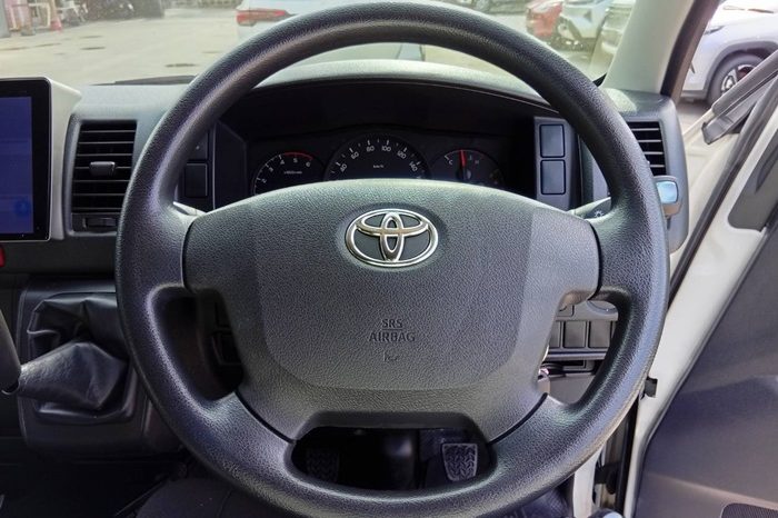 TOYOTA 2WD 2019 2.7 MT COMMUTER WHITE  7757 full