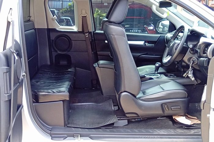 REVO PRE 2022 2.4 MID AT SAMRT CAB SILVER  4600 full